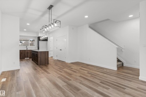 6222 175A Avenue, Edmonton, AB - Indoor Photo Showing Kitchen With Upgraded Kitchen