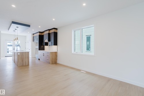 9709 157 St Nw, Edmonton, AB - Indoor