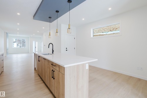 9709 157 St Nw, Edmonton, AB - Indoor