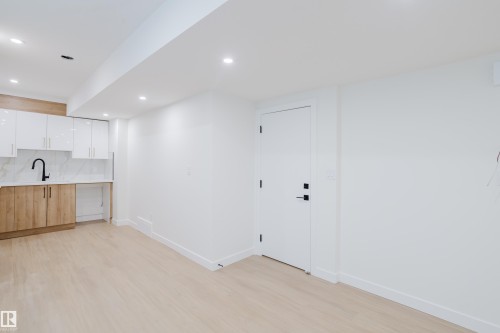 9709 157 St Nw, Edmonton, AB - Indoor