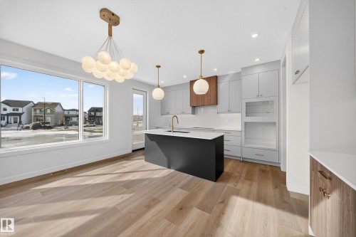 211 Paterson Link Link, Edmonton, AB - Indoor Photo Showing Kitchen