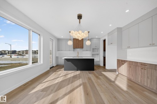 211 Paterson Link Link, Edmonton, AB - Indoor Photo Showing Kitchen