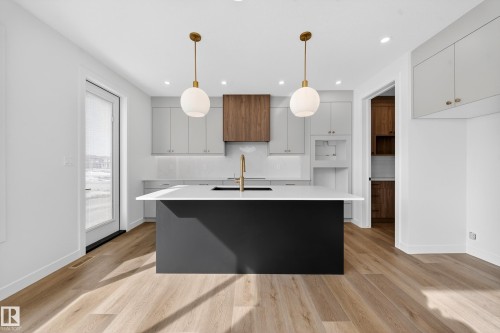 211 Paterson Link Link, Edmonton, AB - Indoor Photo Showing Kitchen With Upgraded Kitchen