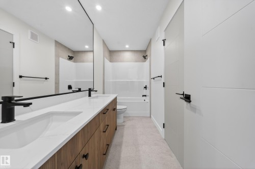 211 Paterson Link Link, Edmonton, AB - Indoor Photo Showing Bathroom
