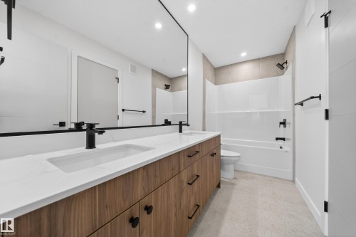 211 Paterson Link Link, Edmonton, AB - Indoor Photo Showing Bathroom