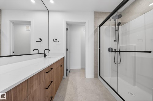 211 Paterson Link Link, Edmonton, AB - Indoor Photo Showing Bathroom