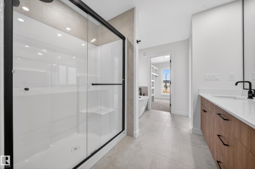 211 Paterson Link Link, Edmonton, AB - Indoor Photo Showing Bathroom