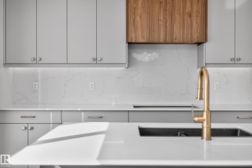 211 Paterson Link Link, Edmonton, AB - Indoor Photo Showing Kitchen