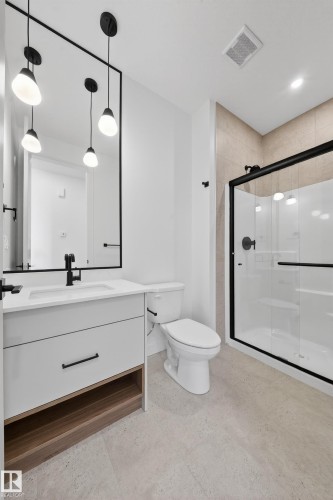211 Paterson Link Link, Edmonton, AB - Indoor Photo Showing Bathroom