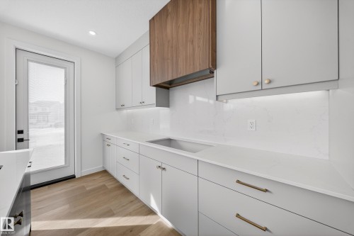 211 Paterson Link Link, Edmonton, AB - Indoor Photo Showing Kitchen