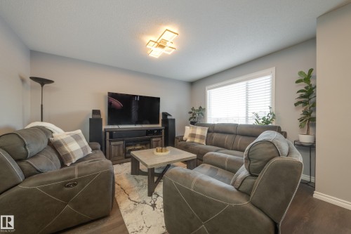 8 Ebbers Close, Edmonton, AB - Indoor Photo Showing Living Room