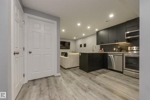 8 Ebbers Close, Edmonton, AB - Indoor Photo Showing Kitchen