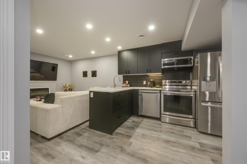 8 Ebbers Close, Edmonton, AB - Indoor Photo Showing Kitchen