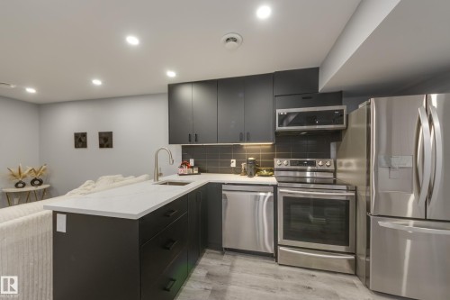 8 Ebbers Close, Edmonton, AB - Indoor Photo Showing Kitchen
