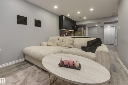 8 Ebbers Close, Edmonton, AB - Indoor Photo Showing Living Room