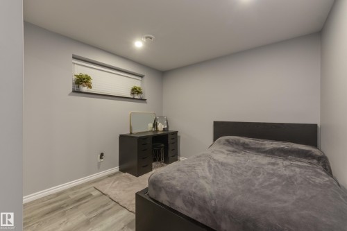 8 Ebbers Close, Edmonton, AB - Indoor Photo Showing Bedroom