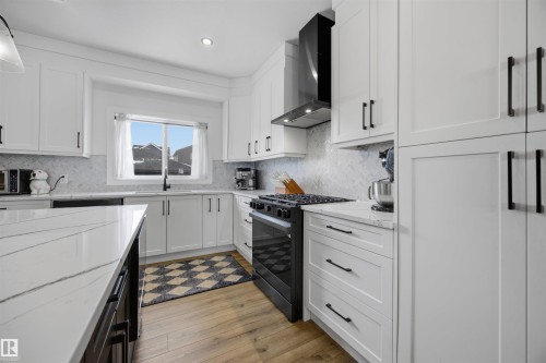35 Dorais Way, Fort Saskatchewan, AB - Indoor Photo Showing Kitchen With Upgraded Kitchen