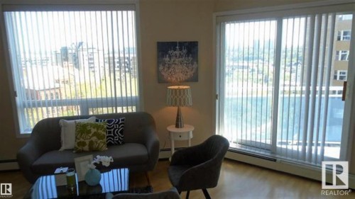 902 10504 99 Avenue, Edmonton, AB - Indoor Photo Showing Living Room