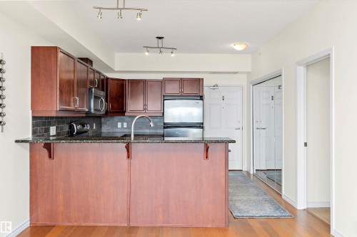 702 10303 111 Street, Edmonton, AB - Indoor Photo Showing Kitchen