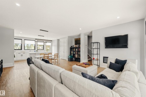 44 1304 Rutherford Road, Edmonton, AB - Indoor Photo Showing Living Room