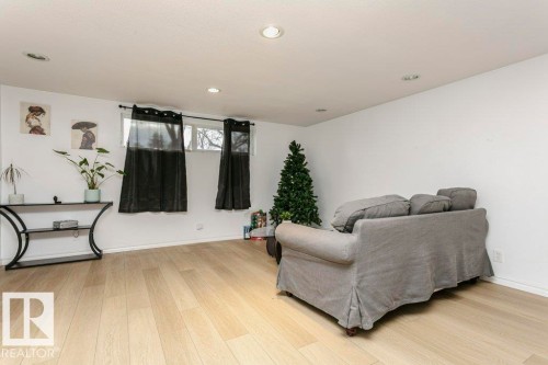 8607 62 Street, Edmonton, AB - Indoor