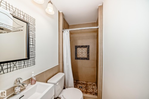 6111 18 Avenue, Edmonton, AB - Indoor Photo Showing Bathroom