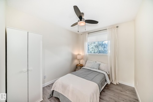 6111 18 Avenue, Edmonton, AB - Indoor Photo Showing Bedroom