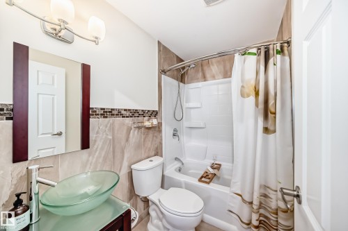 6111 18 Avenue, Edmonton, AB - Indoor Photo Showing Bathroom