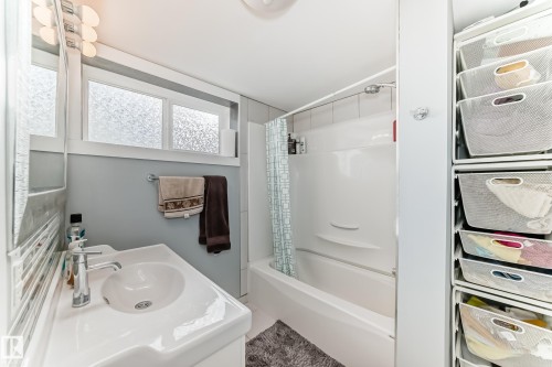 6111 18 Avenue, Edmonton, AB - Indoor Photo Showing Bathroom
