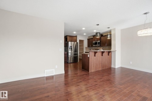 2424 Casselman Crescent, Edmonton, AB - Indoor Photo Showing Kitchen