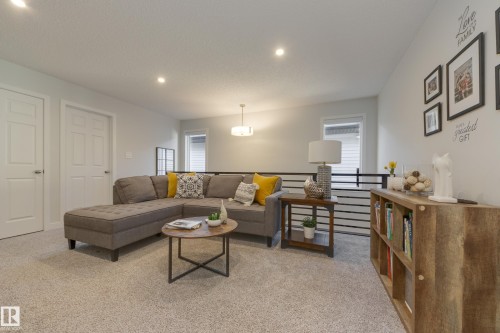 4869 Kinney Road, Edmonton, AB - Indoor Photo Showing Living Room