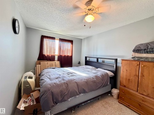 4802 Mackenzie Av, Drayton Valley, AB - Indoor Photo Showing Bedroom