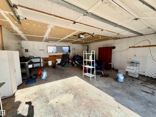 4802 Mackenzie Av, Drayton Valley, AB - Indoor Photo Showing Garage