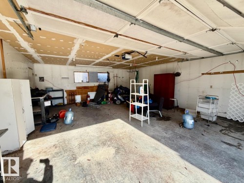 4802 Mackenzie Av, Drayton Valley, AB - Indoor Photo Showing Garage