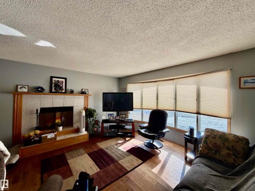 4802 Mackenzie Av, Drayton Valley, AB - Indoor Photo Showing Living Room