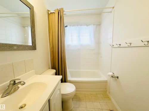 4014 53 Street, Wetaskiwin, AB - Indoor Photo Showing Bathroom