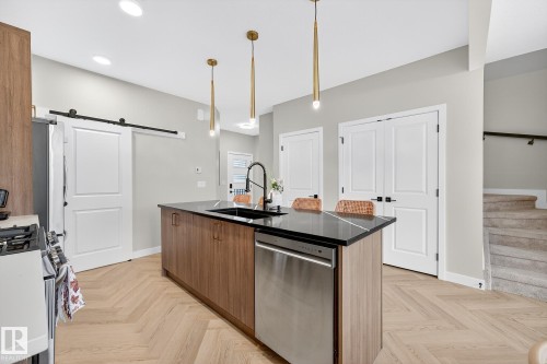 431 Conroy Crescent, Edmonton, AB - Indoor Photo Showing Kitchen With Upgraded Kitchen