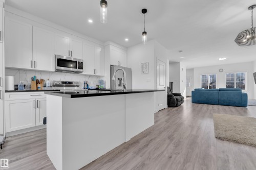 9548 Carson Bend Sw, Edmonton, AB - Indoor Photo Showing Kitchen With Upgraded Kitchen