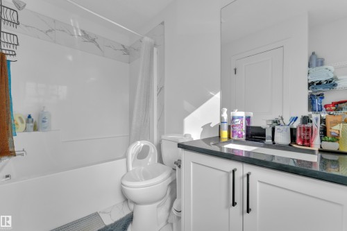 9548 Carson Bend Sw, Edmonton, AB - Indoor Photo Showing Bathroom
