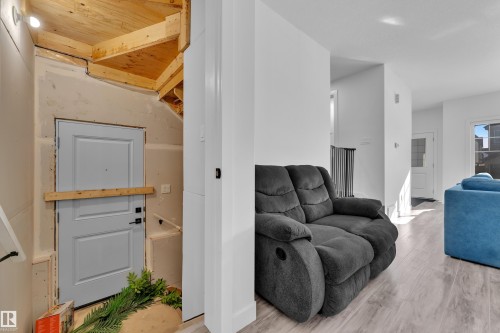 9548 Carson Bend Sw, Edmonton, AB - Indoor Photo Showing Other Room