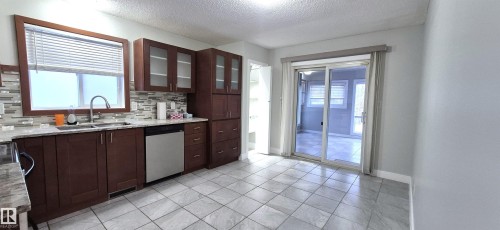 408 Jennings Bay Nw, Edmonton, AB - Indoor Photo Showing Kitchen With Double Sink