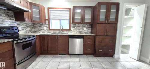 408 Jennings Bay Nw, Edmonton, AB - Indoor Photo Showing Kitchen