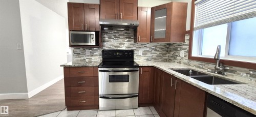 408 Jennings Bay Nw, Edmonton, AB - Indoor Photo Showing Kitchen With Double Sink