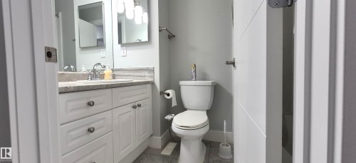 408 Jennings Bay Nw, Edmonton, AB - Indoor Photo Showing Bathroom