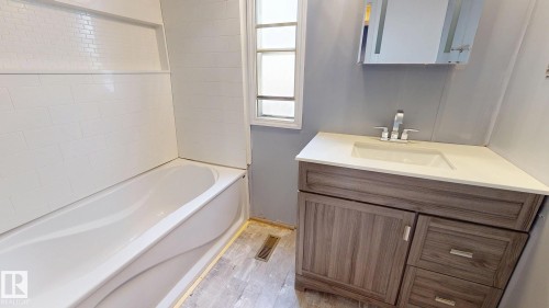 22 West View Boulevard, Edmonton, AB - Indoor Photo Showing Bathroom