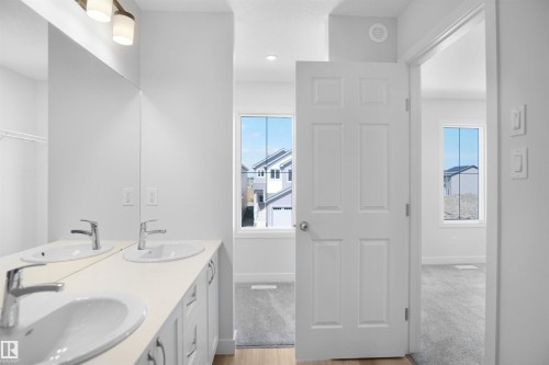 7423 181 Avenue, Edmonton, AB - Indoor Photo Showing Bathroom