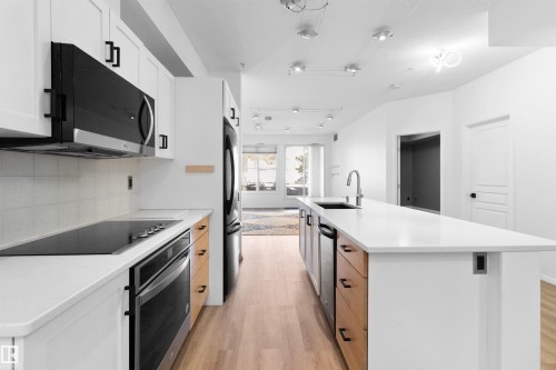 110 9804 101 Street, Edmonton, AB - Indoor Photo Showing Kitchen With Upgraded Kitchen