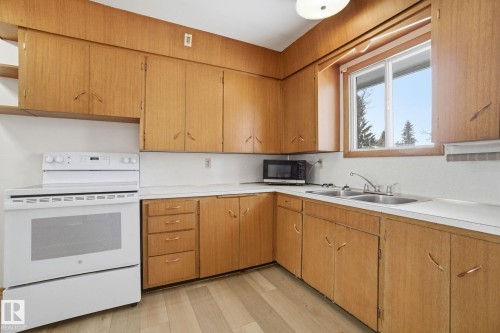 5110 57Ave, Leduc, AB - Indoor Photo Showing Kitchen With Double Sink