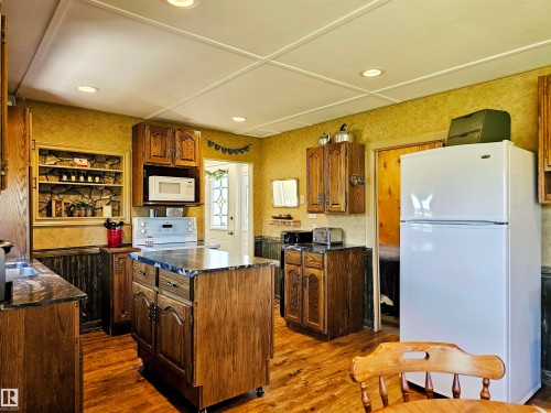106 57730 Range Road 30, Rural Barrhead County, AB - Indoor Photo Showing Kitchen