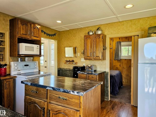 106 57730 Range Road 30, Rural Barrhead County, AB - Indoor Photo Showing Kitchen
